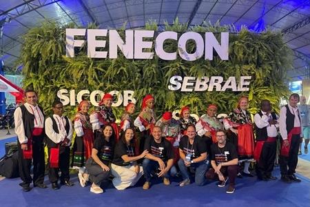 imagem Grupo Apaeano encanta o público com apresentação de dança portuguesa na FENECON 2025