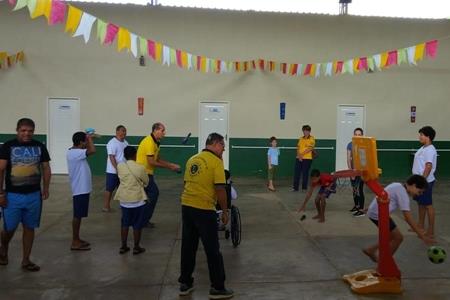 imagem VISITA DO LIONS CLUBE DE PINHEIROS A ENTIDADE